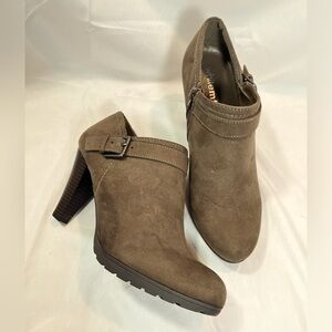 NWOT White Mountain “Sonya” Brown Heeled Ankle Bootie